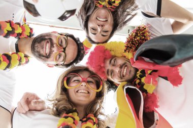 Bir grup coşkulu Alman futbol fanatiği zaferi kutluyor..