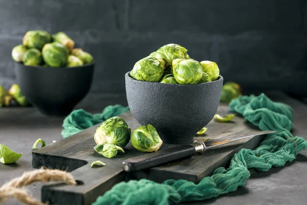 Vue Rapprochée Des Choux Bruxelles Frais Crus Dans Des Bols — Photo