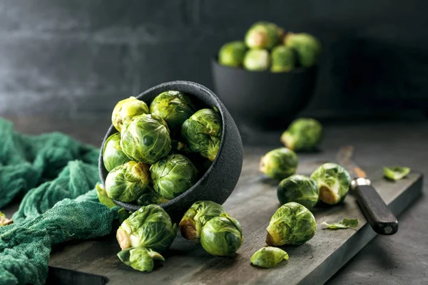 Vue Rapprochée Des Choux Bruxelles Frais Crus Dans Des Bols — Photo