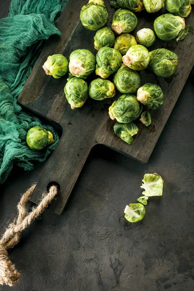 Vue Dessus Des Choux Bruxelles Crus Frais Sur Planche Bois — Photo