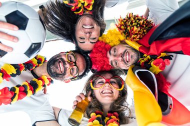 Bir grup coşkulu Alman futbol fanatiği zaferi kutluyor..