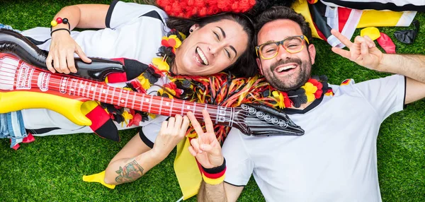 Entusiastas Fãs Futebol Esportivo Alemão Comemorando Vitória Deitados Grama Tocando — Fotografia de Stock