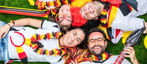 Gruppe Begeisterter Deutscher Sportfußballfans Feiert Sieg — Stockfoto