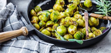 Kızartma tavasında sağlıklı Brüksel lahanası