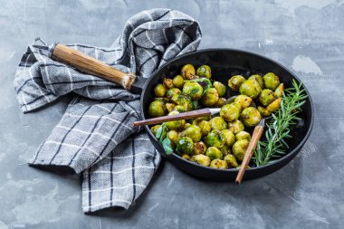 Kızartma tavasında sağlıklı Brüksel lahanasının yakın plan görüntüsü.