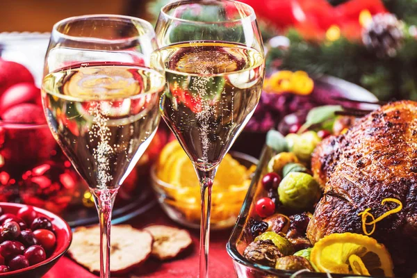 Обідній Стіл Склянками Шампанського Смачні Страви Святкові Прикраси Різдвяна Концепція — стокове фото