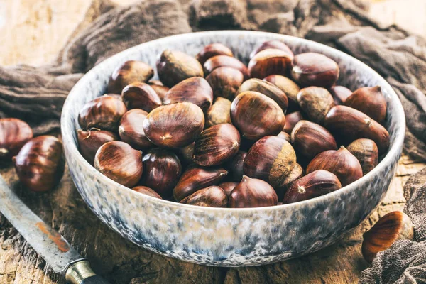 Bio Geröstete Kastanien Schüssel Und Messer Auf Holztisch — Stockfoto