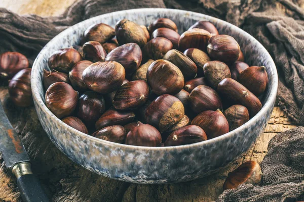 Bio Geröstete Kastanien Schüssel Und Messer Auf Holztisch — Stockfoto