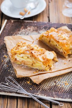 Lezzetli elmalı turtanın pudra şekerli yakın plan görüntüsü