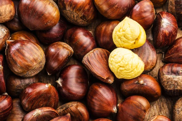 Blick Von Oben Auf Geröstete Bio Kastanien Auf Holztisch — Stockfoto