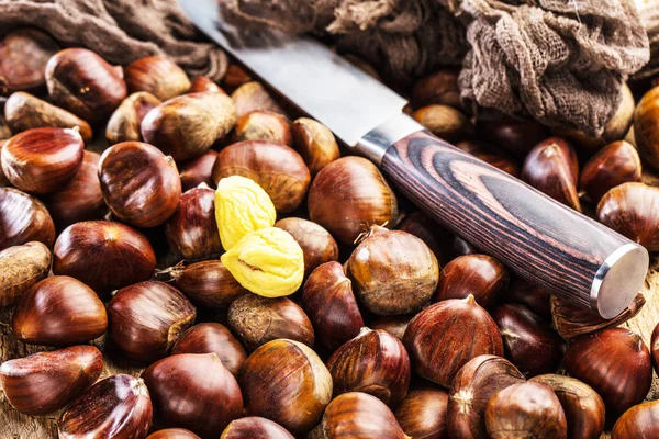 Close View Organic Roasted Chestnuts Knife Wooden Table — ストック写真