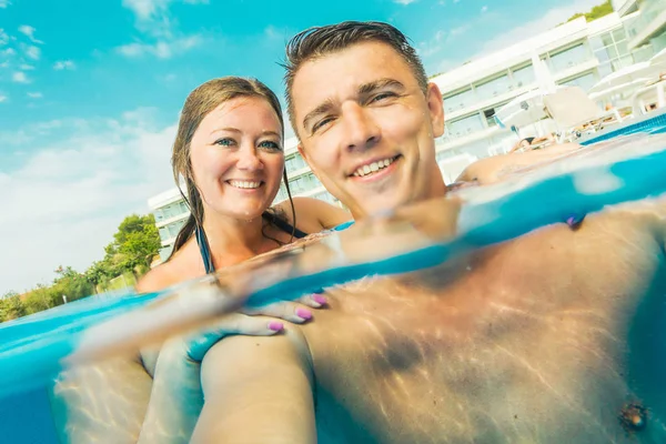 Hermosa Pareja Joven Feliz Relajarse Juntos Piscina Complejo Verano — Foto de Stock