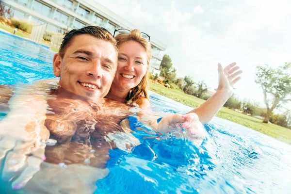 Mutlu Genç Çift Yaz Tatilinde Havuzda Dinleniyor — Stok fotoğraf