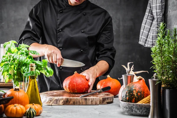 新鮮な野菜や食材をテーブルの上で調理する男性シェフの部分的見解 — ストック写真