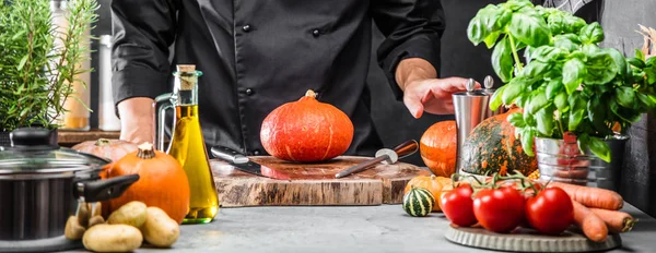 Tiro Recortado Chef Masculino Preparando Verduras Frescas Ingredientes Mesa — Foto de Stock