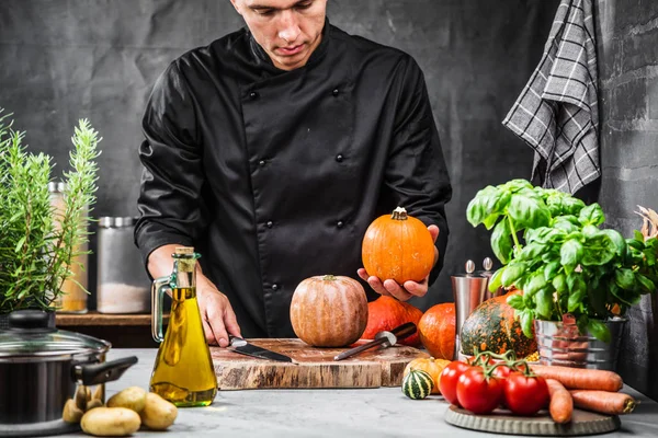 Kırpılmış Aşçı Erkek Aşçının Mutfakta Olgun Balkabağı Tutuşu — Stok fotoğraf