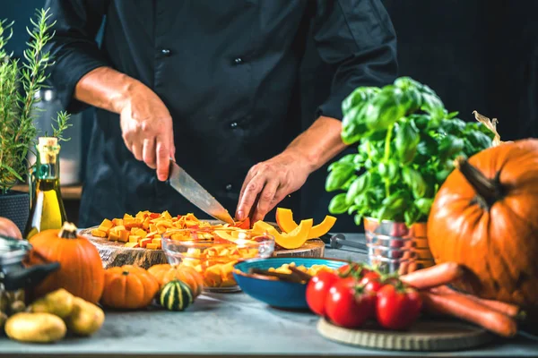 Primer Plano Vista Parcial Chef Masculino Cortando Calabaza Bordo —  Fotos de Stock