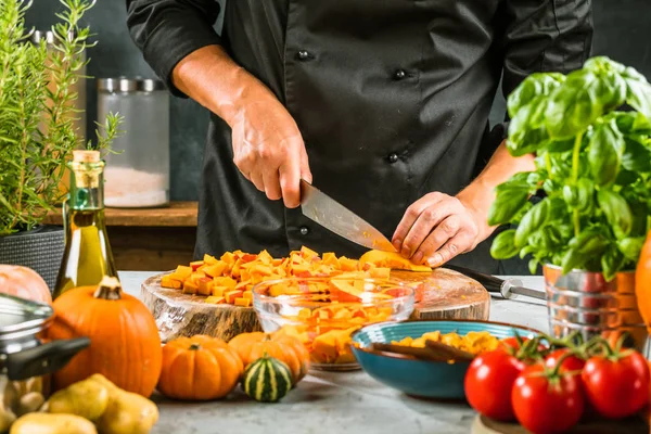 Schnappschuss Von Männlichem Koch Beim Kürbishacken Bord — Stockfoto