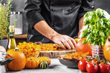 Mutfakta taze sebze hazırlayan adamın kısmi görüntüsü