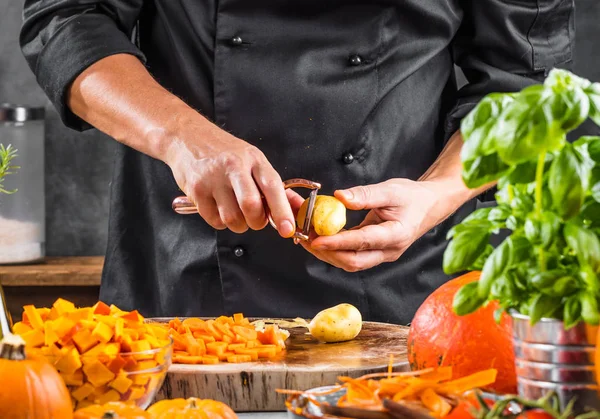 Teilansicht Des Mannes Der Der Küche Frisches Gemüse Zubereitet — Stockfoto