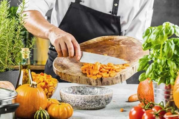 Tiro Recortado Chef Masculino Delantal Preparando Verduras Cocina — Foto de Stock