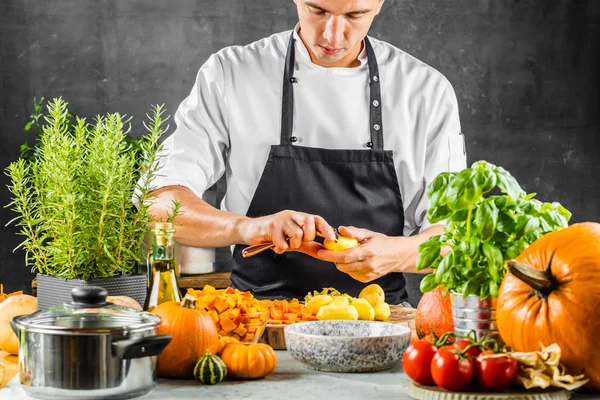 Tiro Recortado Chef Masculino Pelando Patatas Cocina — Foto de Stock