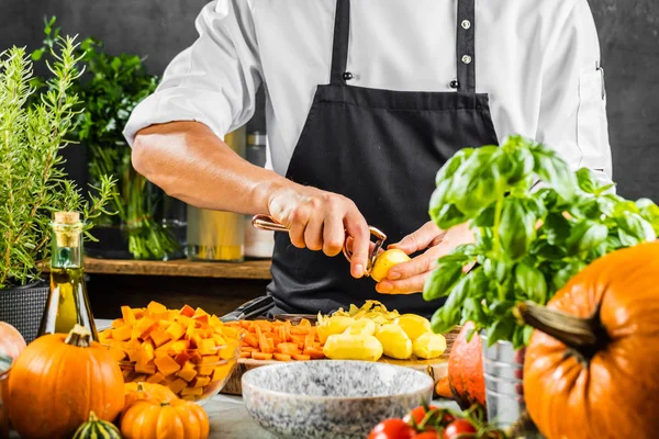 Tiro Recortado Chef Masculino Pelando Patatas Cocina — Foto de Stock