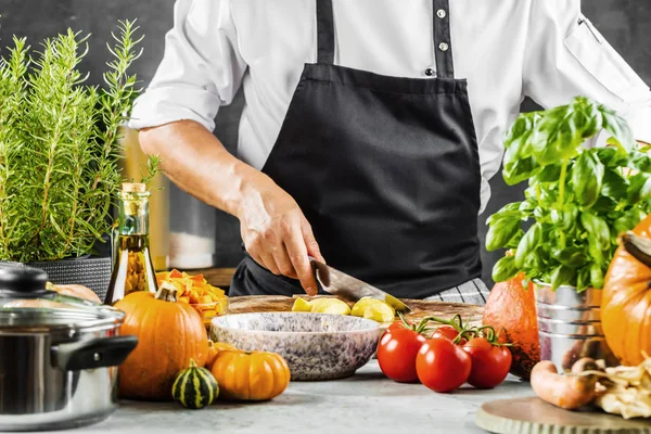 Beskärda Skott Manlig Kock Hackning Grönsaker Köket — Stockfoto