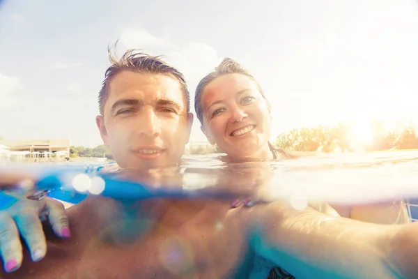 Feliz Joven Pareja Sonriendo Cámara Mientras Relaja Piscina Complejo Verano — Foto de Stock