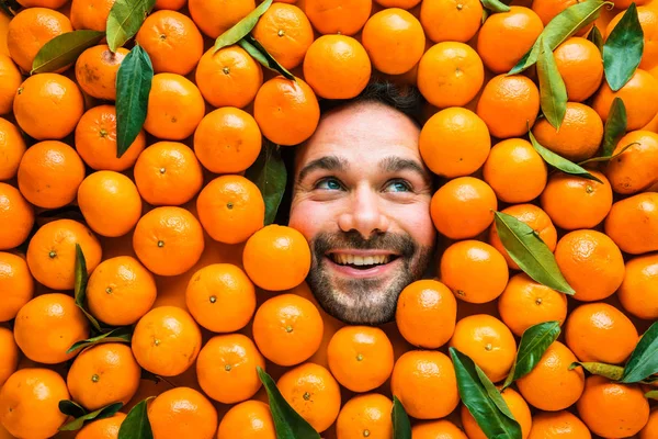 Homem Com Laranjas Maduras Cara Homem Sorridente Área Laranjas — Fotografia de Stock