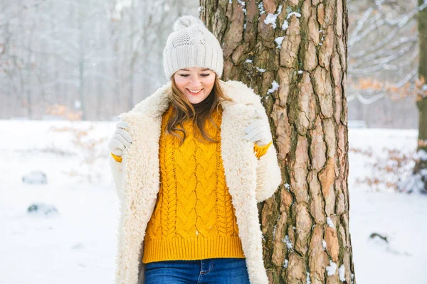 Bela Mulher Jovem Feliz Inclinando Árvore Floresta Inverno — Fotografia de Stock