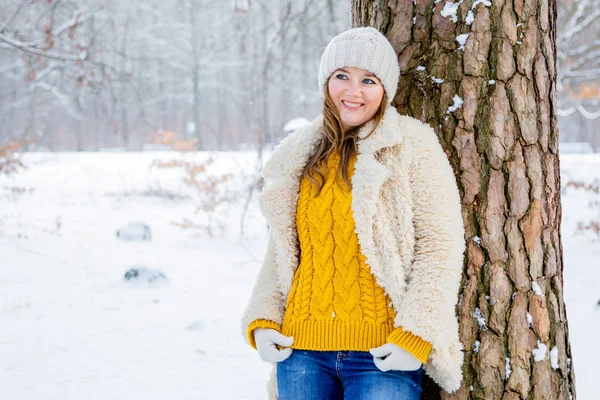 Hermosa Mujer Joven Feliz Apoyado Árbol Bosque Invierno — Foto de Stock