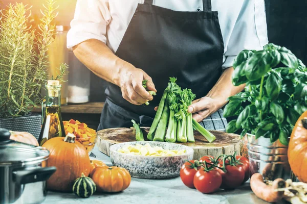 Beskärda Skott Manlig Kock Förbereda Färska Grönsaker Köket — Stockfoto