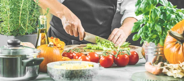 Tiro Recortado Chef Masculino Picando Verduras Frescas — Foto de Stock