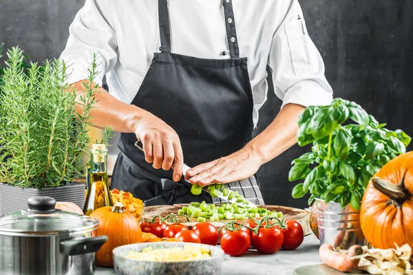 Abgeschnittene Aufnahme Eines Männlichen Kochs Der Frisches Gemüse Hackt — Stockfoto
