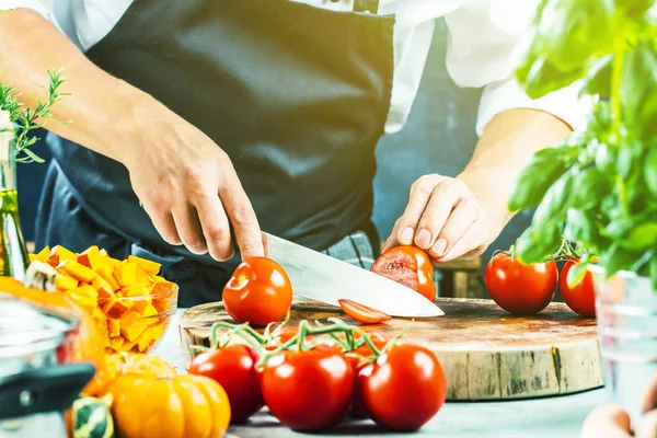 Cropped Shot Male Chef Cutting Fresh Tomatoes Chopping Board — Stock Photo, Image