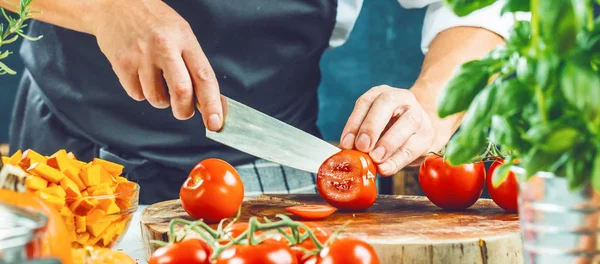 Plan Recadré Chef Masculin Coupant Des Tomates Fraîches Sur Planche — Photo