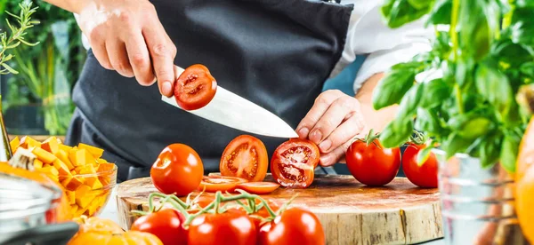 위에서 토마토를 자르고 요리사의 — 스톡 사진