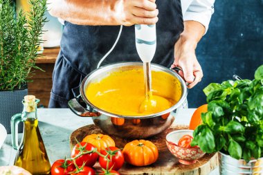 Balkabağı çorbasını karıştırıcıyla hazırlarken çekilmiş bir kare.