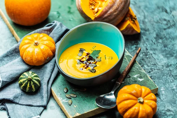 Kabak çorbasının yakın plan görüntüsü kabak püresi içinde tohumlar kasede ve kabaklar masada 