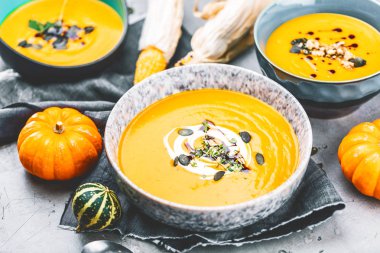 Kabak çorbasının yakın plan görüntüsü kaselerde püre, masada mısır ve balkabağı