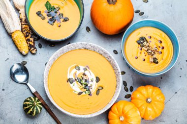 Masanın üstünde kabak çorbası püresi tabakları.  