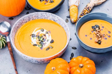 Masadaki kaselerde balkabağı çorbası püresinin yakın plan görüntüsü