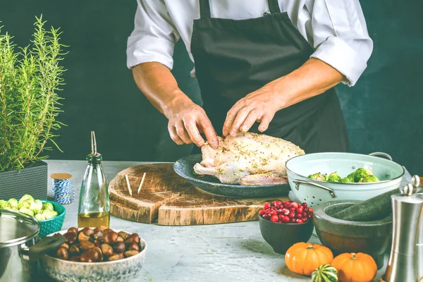 Visão Parcial Chef Masculino Avental Preparando Pato Recheado — Fotografia de Stock
