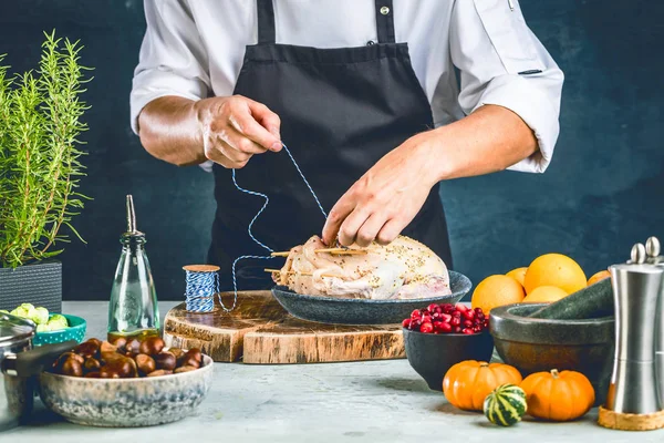 Seção Meio Jovem Chef Masculino Avental Preparando Pato Recheado — Fotografia de Stock