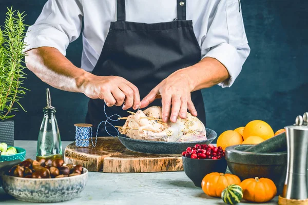 Seção Meio Jovem Chef Masculino Avental Preparando Pato Recheado — Fotografia de Stock