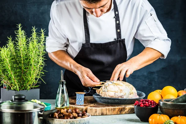 Jovem Chef Masculino Avental Preparando Pato Recheado — Fotografia de Stock