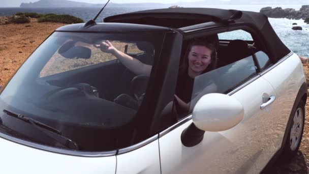 Ευτυχισμένη Νεαρή Γυναίκα Κάθεται Λευκό Καμπριολέ Αυτοκίνητο Στη Θάλασσα Ακτή — Αρχείο Βίντεο