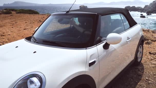 Ευτυχισμένη Νεαρή Γυναίκα Κάθεται Λευκό Καμπριολέ Αυτοκίνητο Στη Θάλασσα Ακτή — Αρχείο Βίντεο