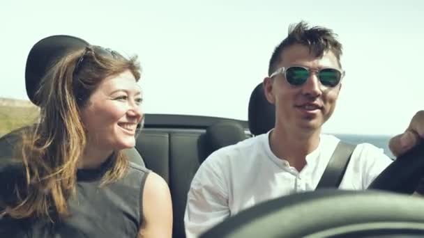 Gelukkig Jong Paar Rijden Cabriolet Auto Zee Kust — Stockvideo